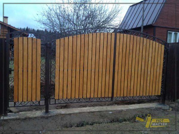 Деревянный забор с ковкой 60 мп