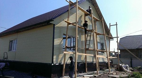 отделка фасада частного дома сайдингом Корабельная доска монтаж под ключ